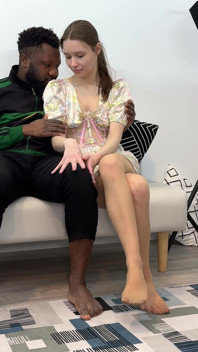 Soția sexy Kitty se fute cu primul ei tip negru care poartă ciorapi de bronzare