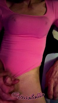 Travmichelle Indossa Tuta Rosa Con Capezzoli Duri Che Sulla Gamba