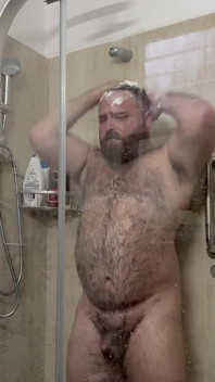 Itamar e în vizită acasă. Deci deocamdat aici un videoclip cu el la duș