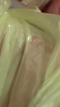 Blond milf w płaszczu przeciwdeszczkowym ssie plastikowe owinięte kutasy
