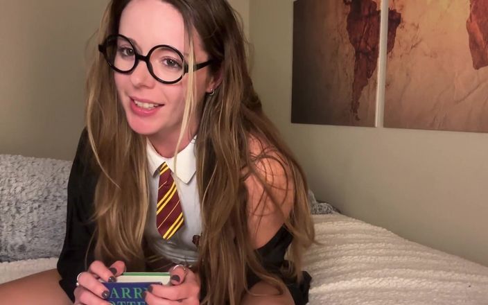 Nadia Foxx: Harry potter lagi baca buku ajaibku dengan histeris sampai aku...