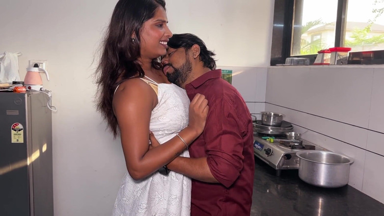 Desimaal69: A linda esposa estava trabalhando na cozinha, o marido veio...