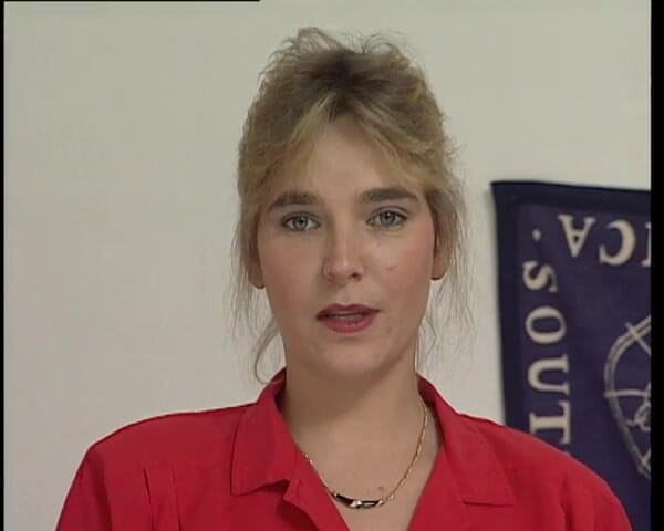 YOUR FIRST PORN: Madura Jenny cuida de sua buceta