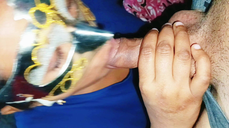 Sexy_girl_nehu: Une bhabhi du village indien suce une grosse bite pour...