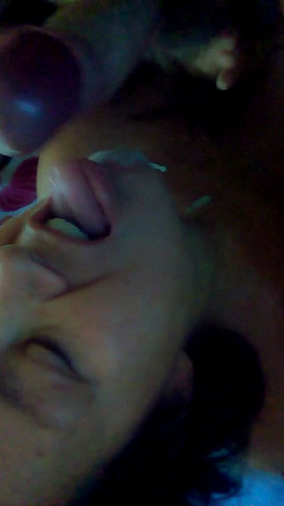 Sex hub couple: 约翰的精液倒在jen的嘴里