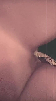 마스크로 바람을 피우는 동안 촬영하는 발정난 밀프와 시오후키