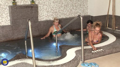 Mature NL: 사우나에서 함께 휴식을 취하는 벌거벗은 미시녀