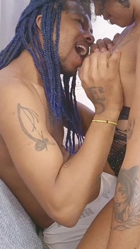 Garoto Fudendo a Magrinha Com Plug Anal E Jogando Leite Na Buceta