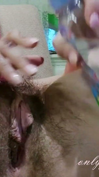 Gros plan sur ma chatte palpitante pendant l'orgasme. Jouets sexuels. Chatte poilue. Ginnagg, MILF russe excitée