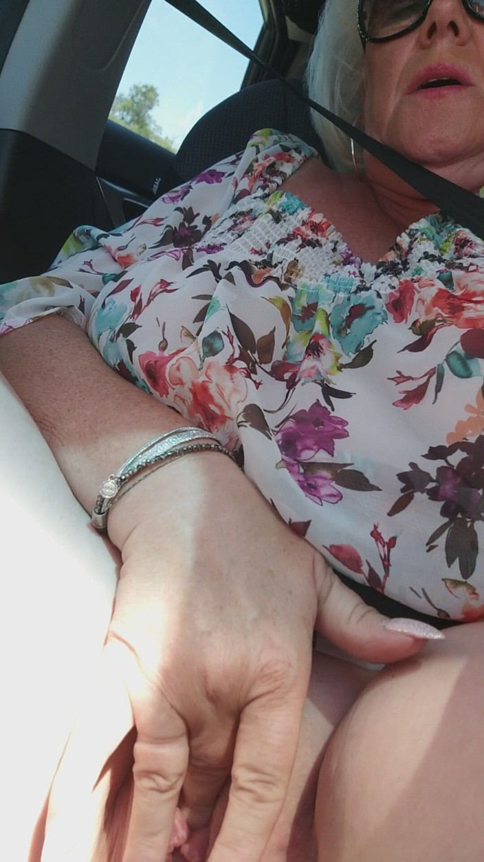 EroticOnlyClips: Reife blondine fingert pulsierende muschi in der Öffentlichkeit Autofahrt