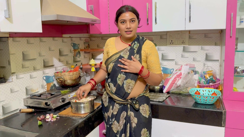 Hotty_ragini: Ma belle-mère charmante cuisinait dans la cuisine, son beau-père est...