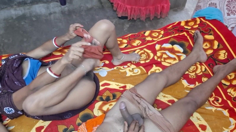 Sumaj: भारतीय देसी गोल-मटोल पत्नी हाथों से चुदाई दे रही है