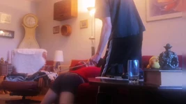 Une amatrice prend des coups de canne sur les pieds et le cul
