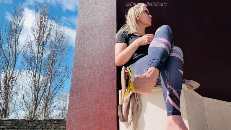 Empress Bella Sadic: Shoeplay E Dangling Da Empressbellasadica Em Publico