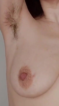Herrin mit brille masturbiert behaarte muschi, spielt mit den fingern
