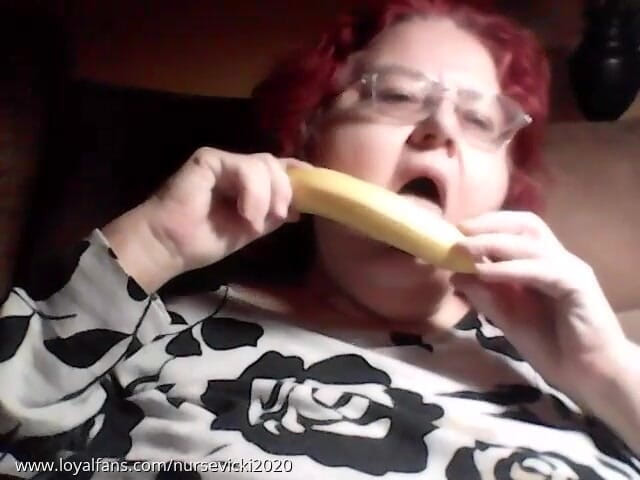 BBW nurse Vicki adventures with friends: Live cam bananätande sjuksköterska Vicki