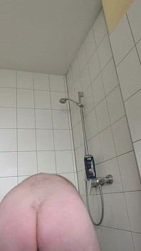 Người đàn ông béo cạo lông trên đầu