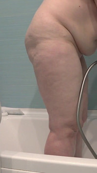 Die Badezimmerkamera Beobachtet Die Reife Ehefrau. Busty Rasiert Sich Die Beine.