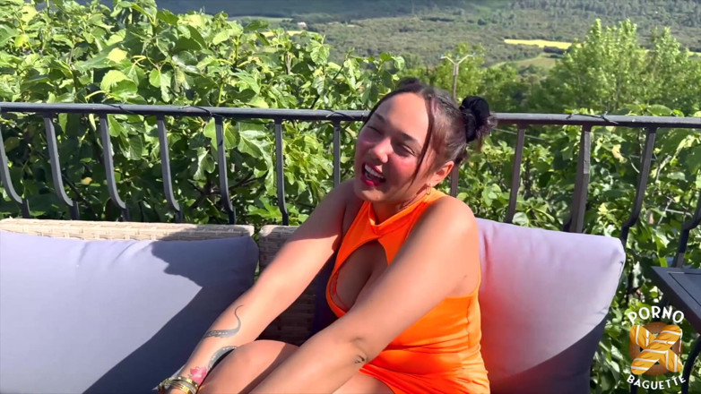 Porno Baguette: Elektra, ładna dziewczyna, zostaje zerżnięta przez dwa kutasy