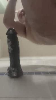 Divertimento con un dildo da 24 cm