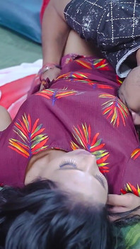 Mama vitregă indiană desi îl ajută pe fiul ei vitreg cum să-și fută sora vitregă cu adevărat dur (film complet)