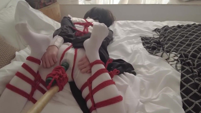 Aisan girl bondage: Mz17 - jeptiška v bílých punčochách svázaná červeným lanem, námořní omezení