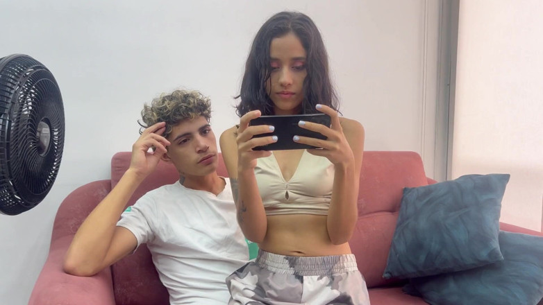 BritannySexxx: 私は妹に携帯電話の遊び方を教えながら、彼女に私の巨大なチンポを感じさせます