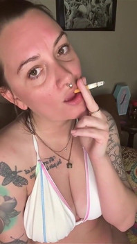 Cewek sange ini lagi asik merokok pakai bikini