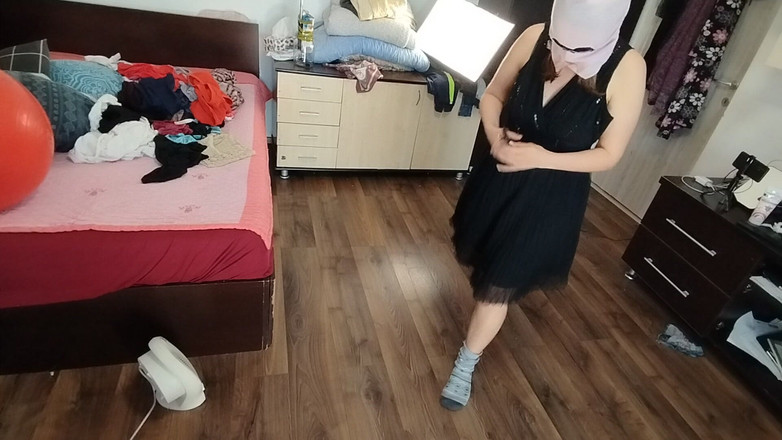 Mirsur: Người phụ nữ nghiệp dư vui vẻ thử quần áo và...