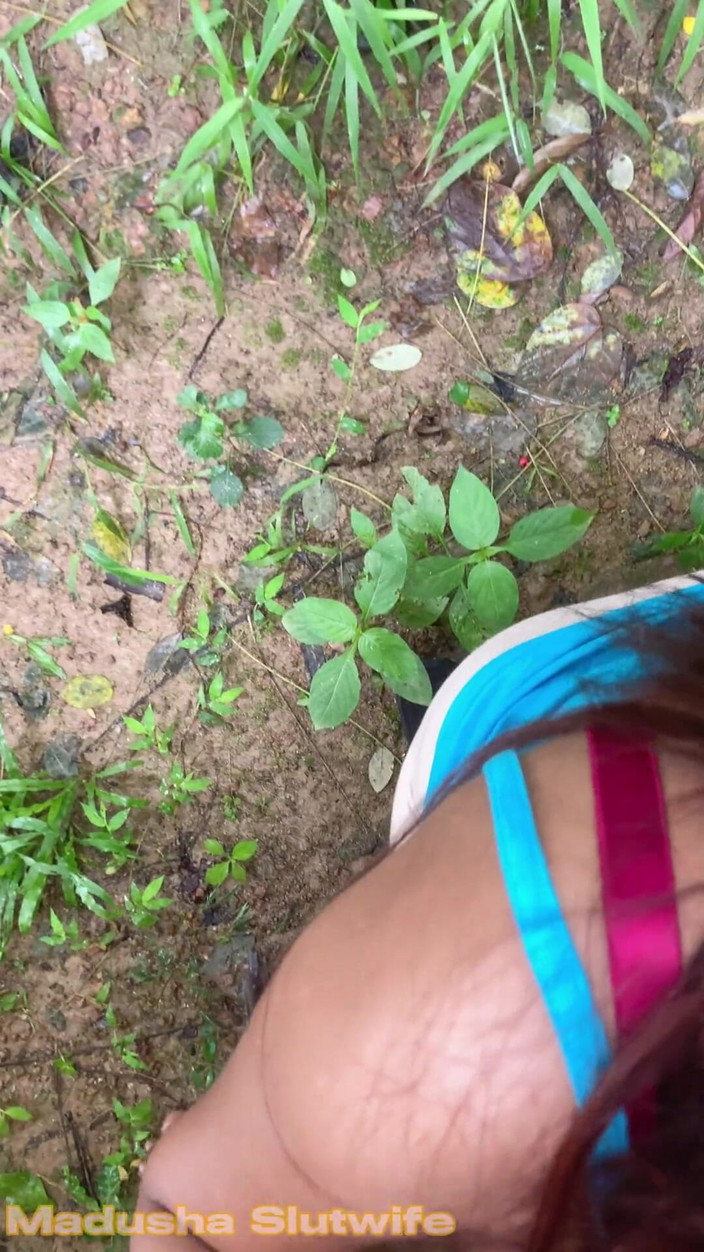 Tiyana: Outdoor-blowjob auf den knien