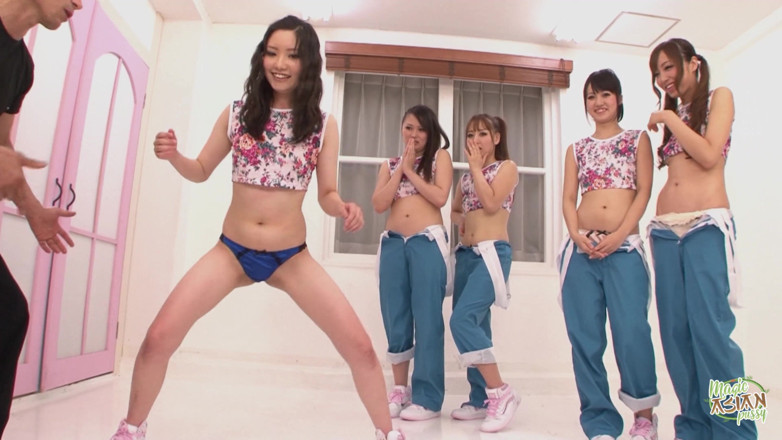 Magic Asian Pussy: La început am avut dansuri sexy, dar apoi toți acești oameni împreună.