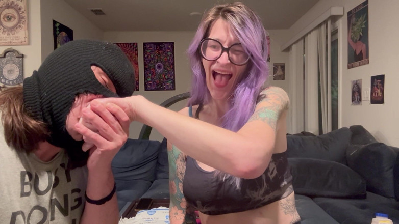 Peppermint Giantess: 67 dev kadının uzun parmak ısırığı