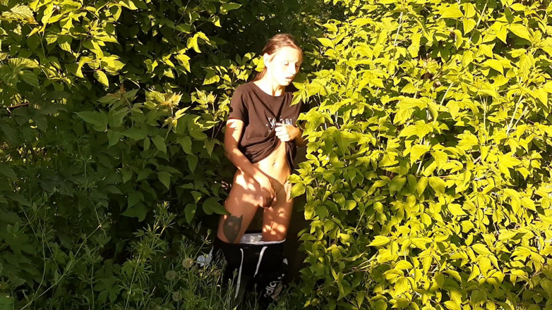 Lesbian-candys: Rischiosa masturbazione femminile all'aperto in natura