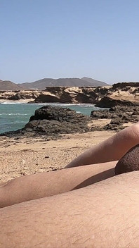 La ragazza perversa mi ha fatto una splendida sega in una spiaggia nudista con un enorme sborrata