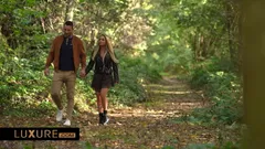 Esposa compartiendo con un amigo en un bosque