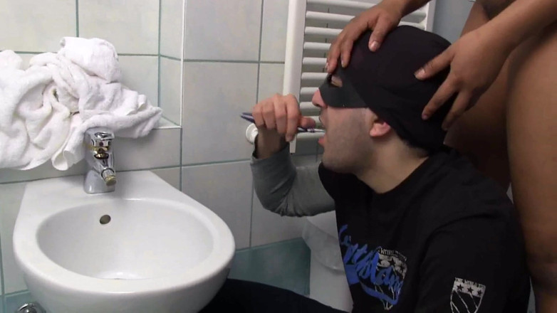 Femdom Austria: Bidet toothbrushing