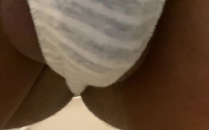 Kimora Creams: Горячий транс шлепает ее хуй и яйца, чтобы заставить ее писать перед спермой, затем поглаживает ее большой черный член