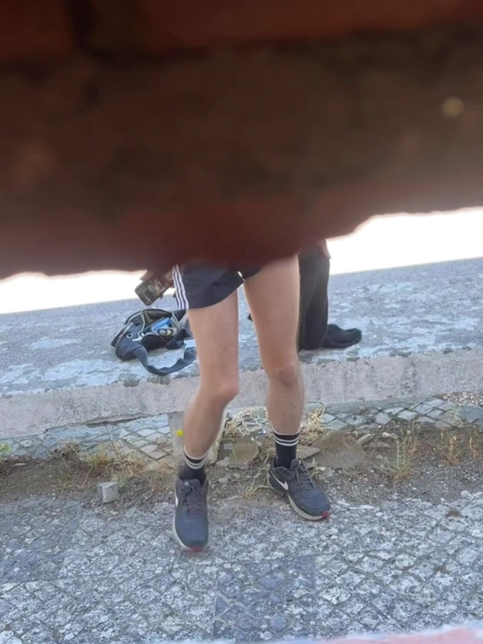 AmateurMates: Un Garçon Amateur Surpris Sans Sous-vêtement, Et La Bite Dure À...