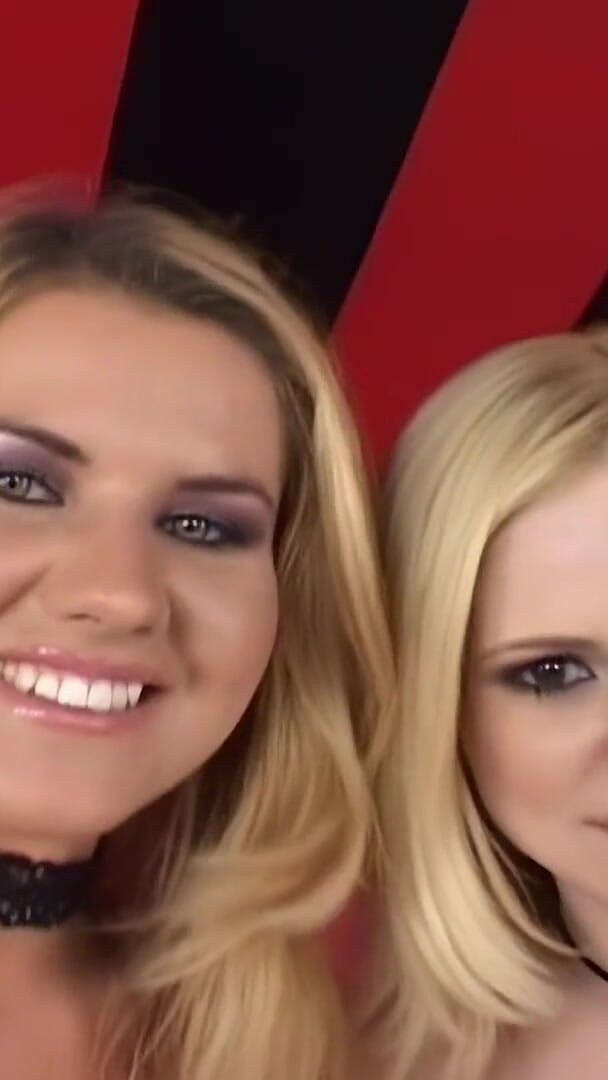My Porn King: Twee onverzadigbare blondines delen zijn dikke pik