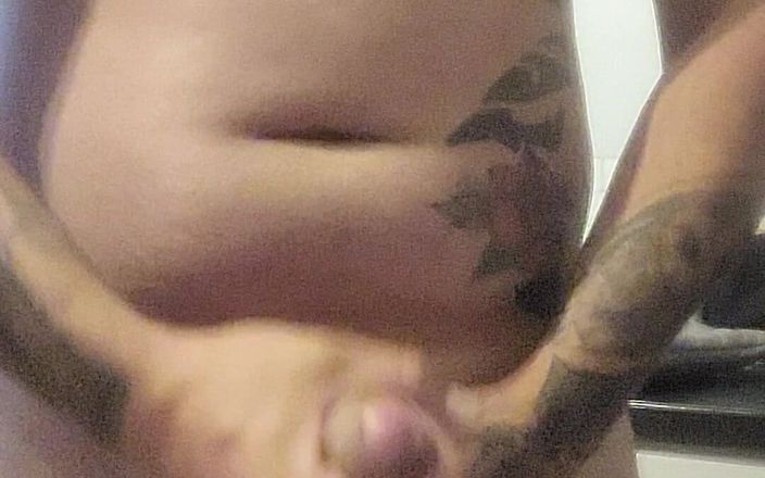 Garywhore: Chico cachondo masturbándose, corriéndose sobre el mostrador de la cocina...