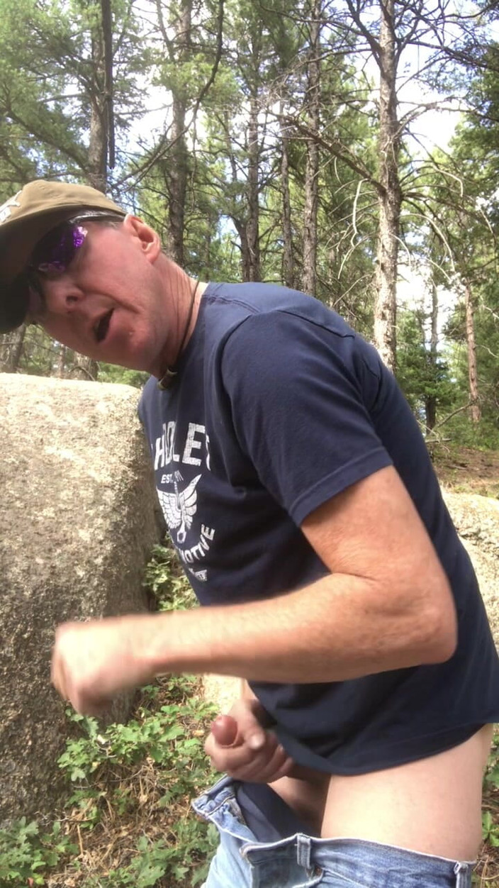 Adam Kaye: Pornoster Adam Kaye trekt zich af in het bos