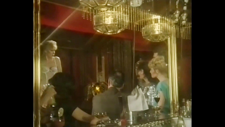 Toy Sluts: Milf pirang masturbasi untuk menghibur semua orang