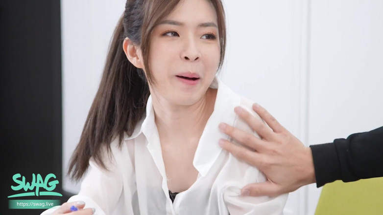 SWAG.live: Une vendeuse excitée se fait baiser par des clients pour...
