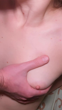 Một sinh viên với bộ ngực nhỏ bú cu của bạn trai!