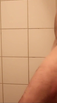 Paffuto gay in doccia
