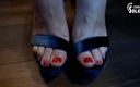 Czech Soles - foot fetish content: 그녀의 큰 맨발과 하이힐을 보여주는 밀프