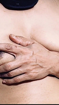 Calda moglie musulmana che gioca e diteggiatura