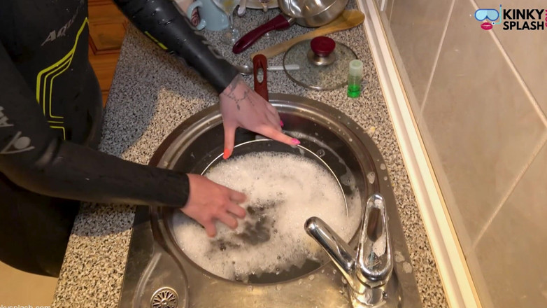 UKCuteGirl Lucy Lauren: Flooded Mask Dishwashing in Wetsuit &amp; Heels - Wet Mess Fun