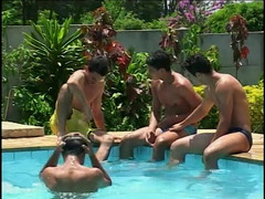 Gays Case: Sexy hřebci šukají zadek ptáky před krémem na obličeji na trávníku