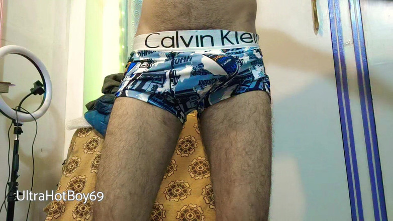 UltraHotBoy69: Chillout trong phòng trong đồ lót của tôi